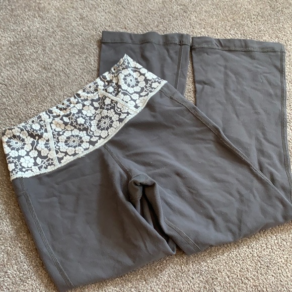 Lululemon Grey & White Floral Cropped Leggings - Picture 1 of 2